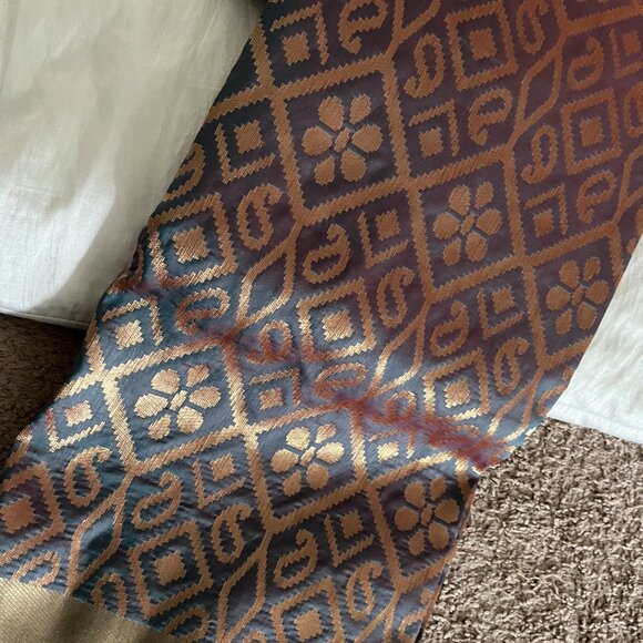 Green with wine dual tone banarasi silk saree with all over jamewar zari work - Picture 4 of 13